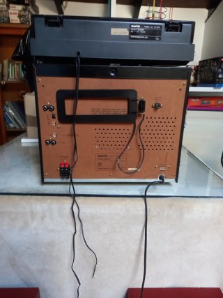 Equipo de música Sanyo con altavoces
