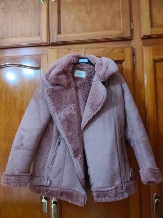 Abrigo rosa Stradivarius piel sintética y pelo
