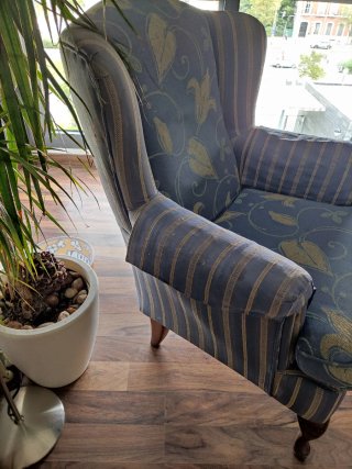 Sillón de tela azul con estampado floral