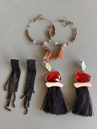 Conjunto de pendientes negros y dorados