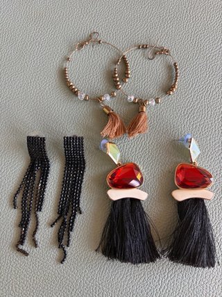 Conjunto de pendientes negros y dorados