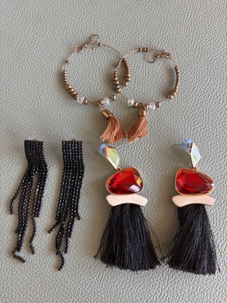 Conjunto de pendientes negros y dorados
