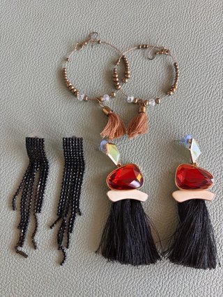 Conjunto de pendientes negros y dorados