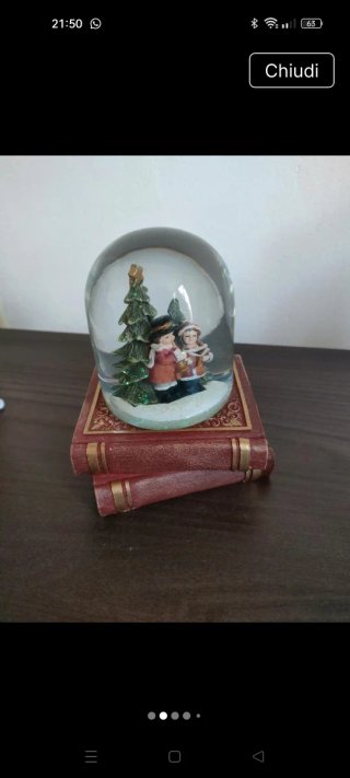 Decorazione natalizia con bambini e albero