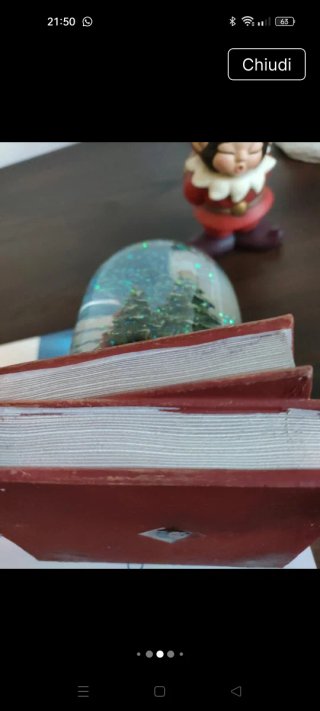 Decorazione natalizia con bambini e albero
