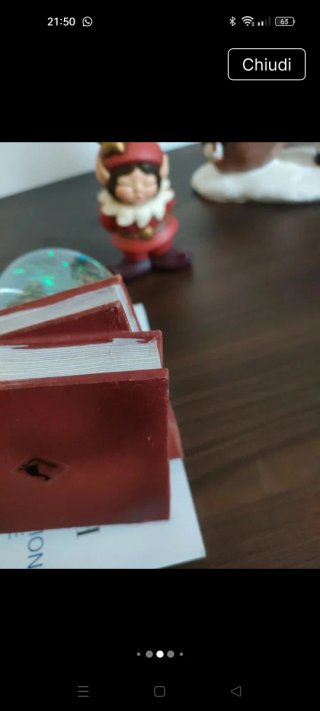 Decorazione natalizia con bambini e albero