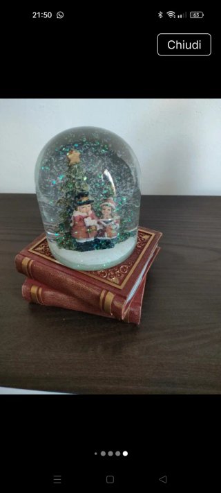 Decorazione natalizia con bambini e albero
