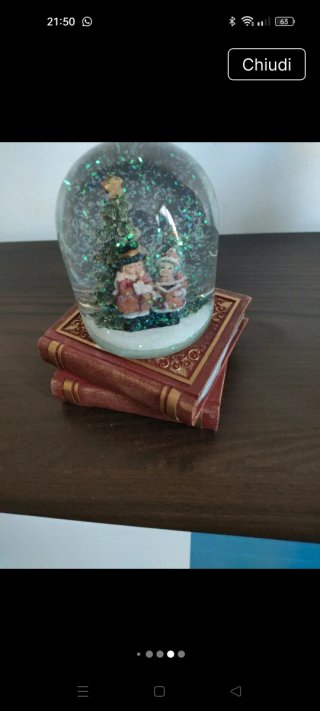 Decorazione natalizia con bambini e albero