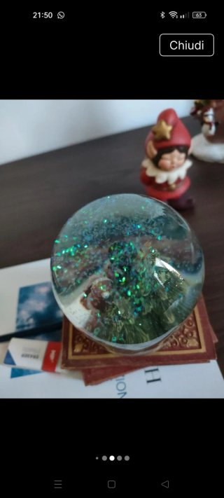 Decorazione natalizia con bambini e albero