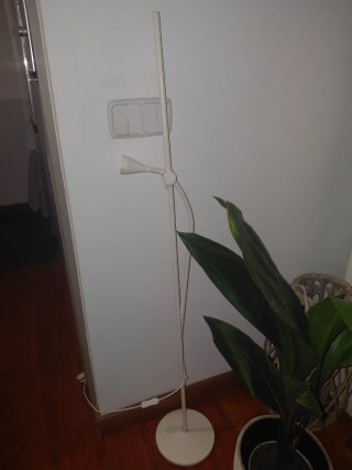 Lámpara de pie blanca moderna