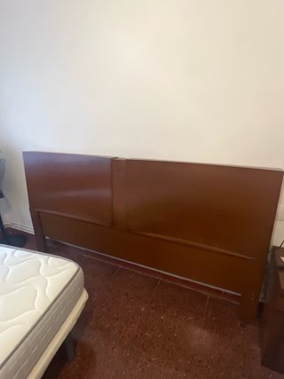 Cabezal de cama de madera marrón