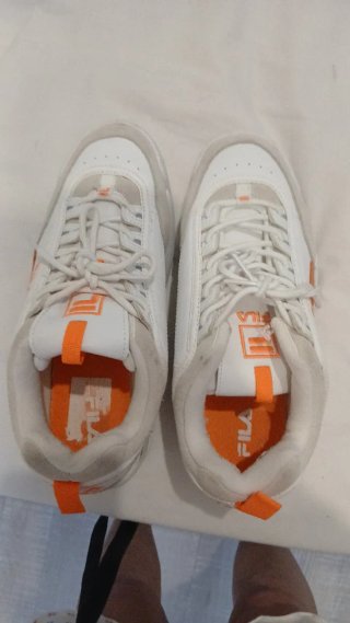 Zapatillas Fila Blancas y Naranjas