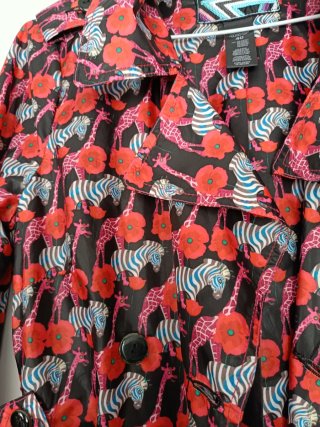 Chaqueta estilo chubasquero estampado
