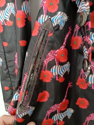 Chaqueta estilo chubasquero estampado