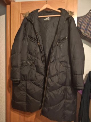 Chaquetón largo negro con capucha