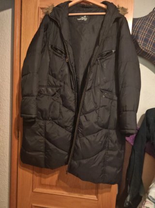 Chaquetón largo negro con capucha