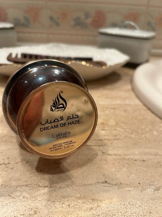Elegante frasco vacío perfume árabe
