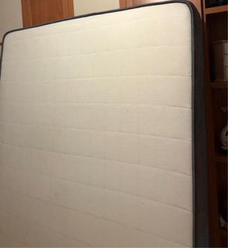 Colchón y Somier 150cm solamente tiene dos años.
