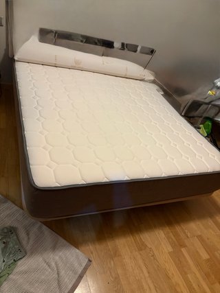 Colchón y Somier 150cm solamente tiene dos años.