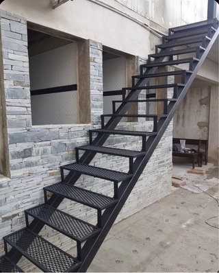 Altillo metálico con escaleras