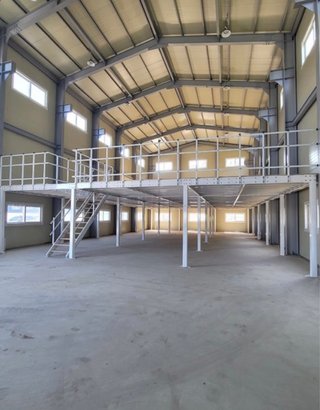 Altillo metálico con escaleras