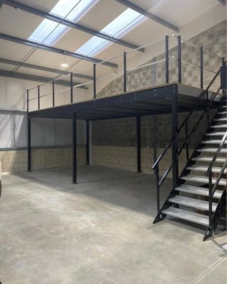 Altillo metálico con escaleras