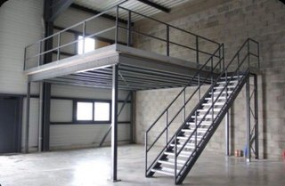 Altillo metálico con escaleras