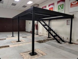 Altillo metálico con escaleras