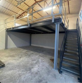 Altillo metálico con escaleras