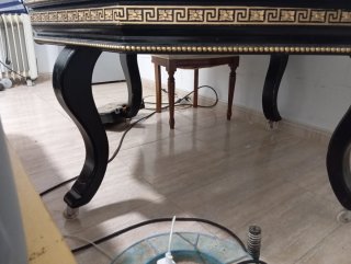 Mesa auxiliar negra con detalles dorados