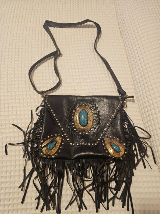 Bolso de piel con flecos y pedrería