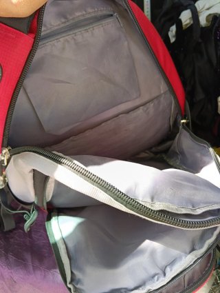 Mochila escolar deportiva gris y roja