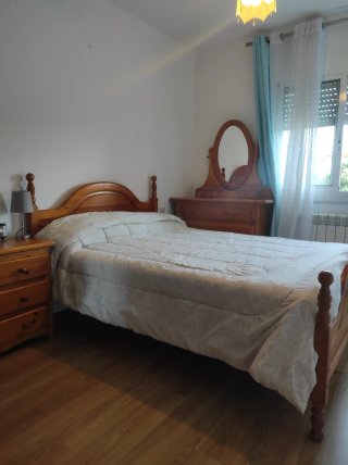 Cama pino 135cm + mesita + colchón