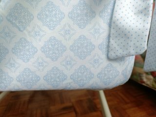 Minicuna de bebé con ropa de cama