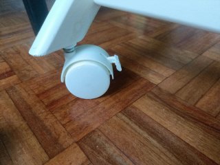 Minicuna de bebé con ropa de cama