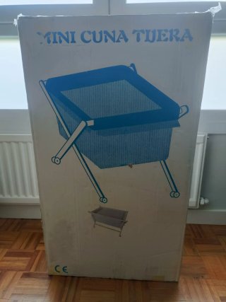 Minicuna de bebé con ropa de cama