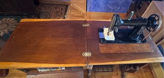 Máquina de coser Sigma antigua con mueble