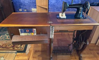 Máquina de coser Sigma antigua con mueble