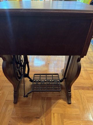 Máquina de coser Sigma antigua con mueble