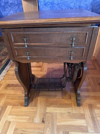 Máquina de coser Sigma antigua con mueble