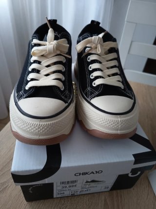 Zapatillas Chika10 Negras y Blancas Nuevas