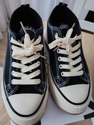 Zapatillas Chika10 Negras y Blancas Nuevas
