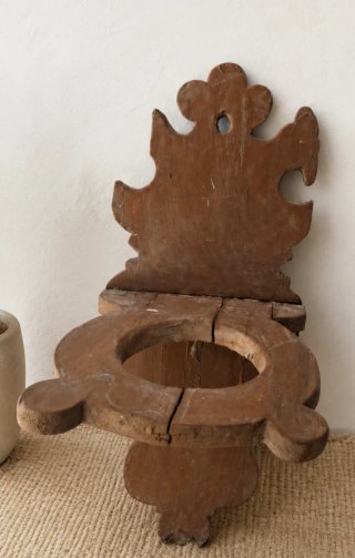 Antiguo soporte de madera para almirez.