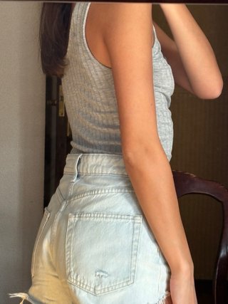 Top Urban Outfitters gris acanalado