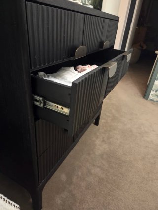 Cómoda de madera negra con 4 cajones