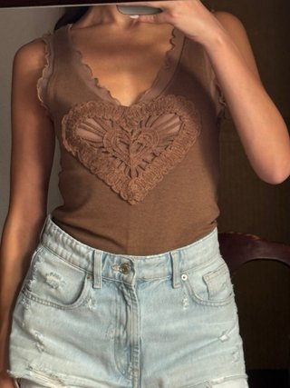 Top marrón corazón crochet Y2K