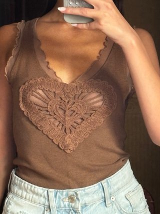 Top marrón corazón crochet Y2K
