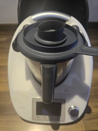 Thermomix con accesorios y bolsa