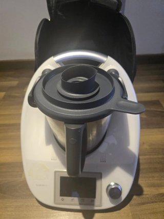 Thermomix con accesorios y bolsa