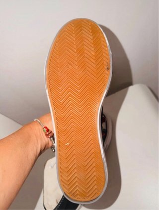Zapatillas altas negras y blancas